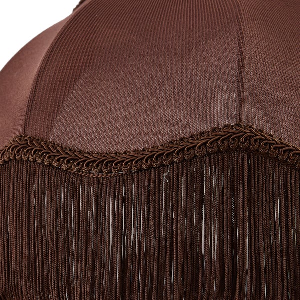 Brauner Lampenschirm aus Stoff mit Fransen und geflochtener Borte, gerippte Textur.