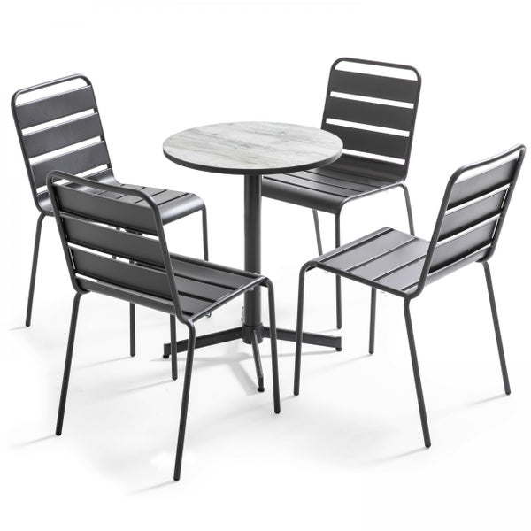 Bistrotisch-Set mit rundem Tisch in Holzoptik und vier Metallstühlen mit Latten für den Garten oder Balkon.