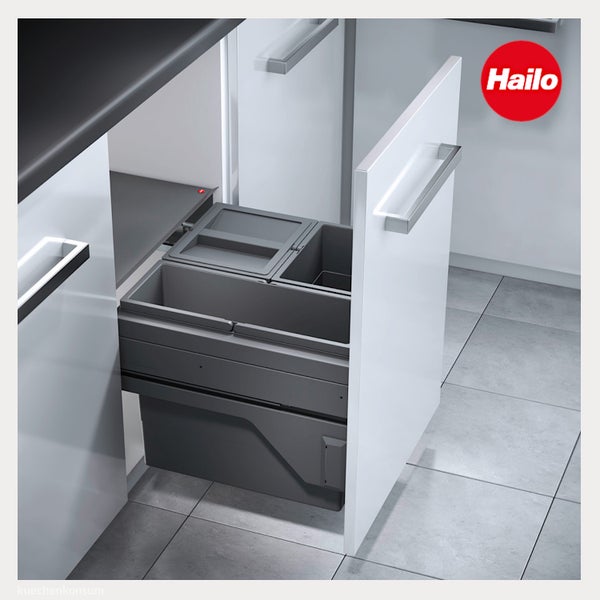 Hailo Logo. Einbau-Abfalleimer-System in einem weißen Küchenunterschrank mit mehreren grauen Behältern zur Mülltrennung.