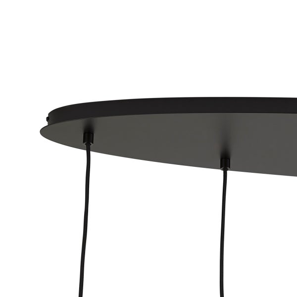 Detailaufnahme eines schwarzen Metall-Baldachins für eine Pendelleuchte mit zwei Textilkabeln.