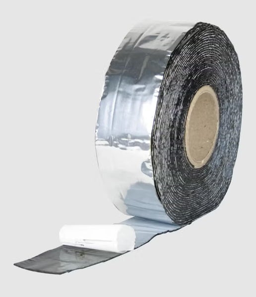 Eine Rolle selbstklebendes Dichtungsband mit Aluminiumschicht für Abdichtungsarbeiten im Heimwerkerbereich.