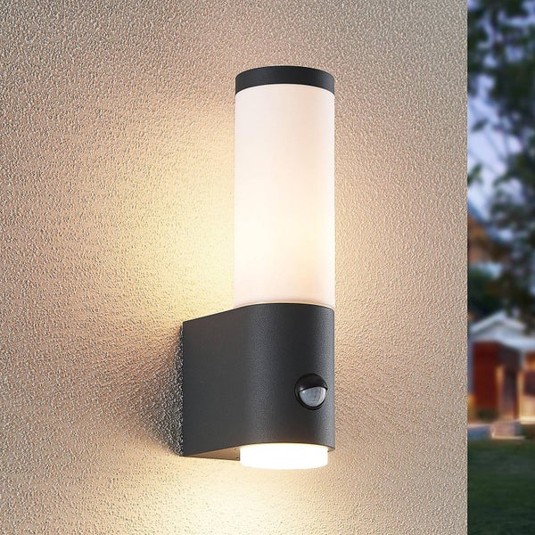 Lindby Wandleuchte außen Okari mit Bewegungsmelder (spritzwassergeschützt (Modern) in Schwarz aus Aluminium (1 flammig, E27) - Wandlampe für Außenwand/Hauswand Haus Terrasse und Balkon