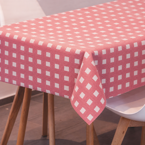 Rot-weiß karierte, abwischbare Tischdecke aus Kunststoff auf einem Tisch.