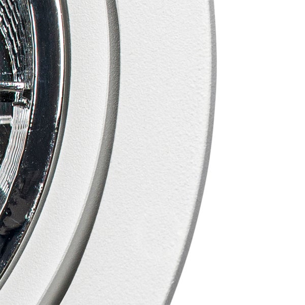 Detailansicht eines Einbaustrahlers mit weißem Rahmen und verchromtem Innenring.