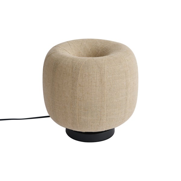 Tischleuchte mit rundem Stoffschirm aus beigem Textil und schwarzem Sockel.