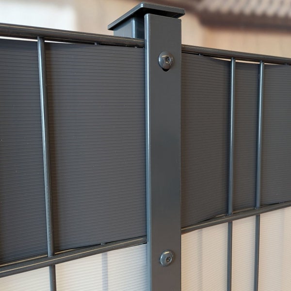 Detailansicht eines Zaunsystems mit Pfosten und Füllprofilen