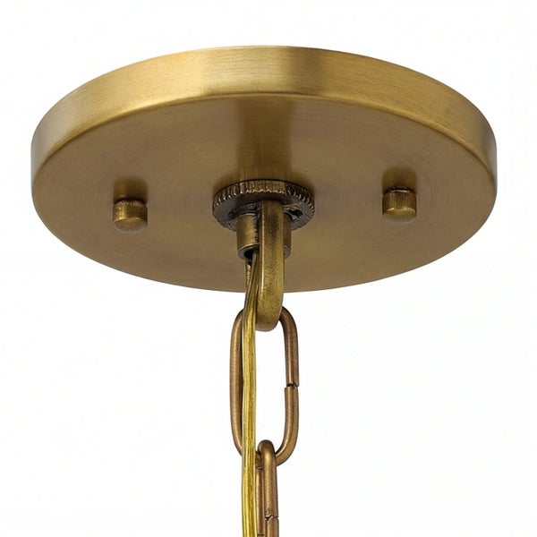 Deckenbefestigung und Kette einer Pendelleuchte