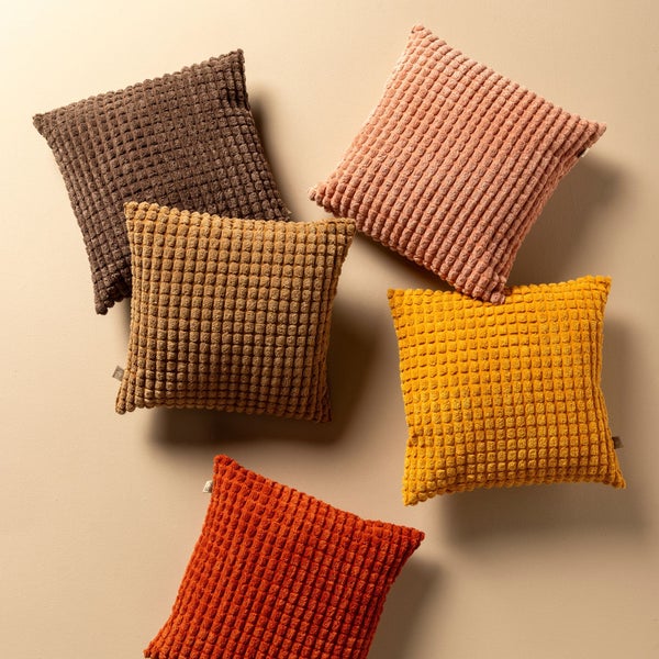 Mehrfarbige Kissen mit Noppenstruktur