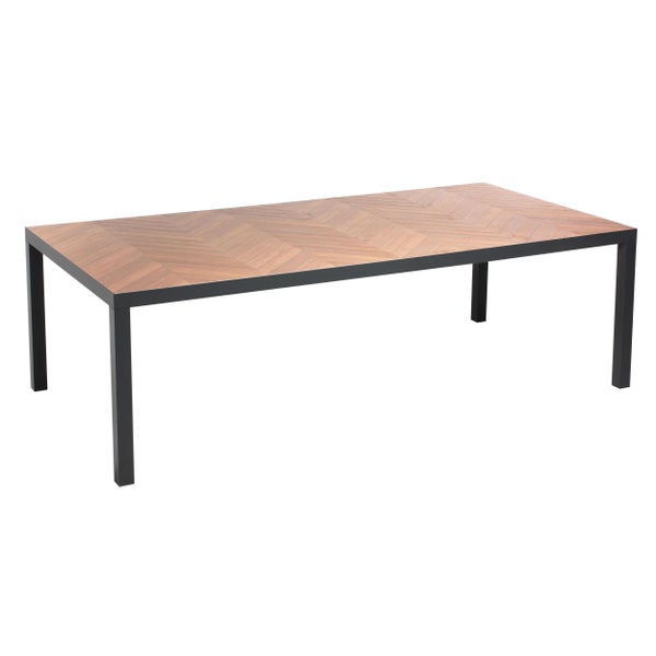 Rechteckiger Gartentisch mit Holzplatte im Fischgrätenmuster und schwarzem Metallgestell.