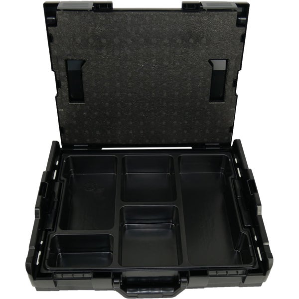 Offener Werkzeugkoffer aus schwarzem Kunststoff mit Schaumstoffeinlage im Deckel und mehreren Fächern zur Organisation.