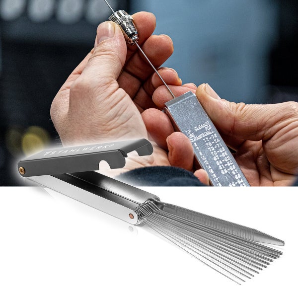 Düsennadelreinigungsset mit Hand, die Düse reinigt