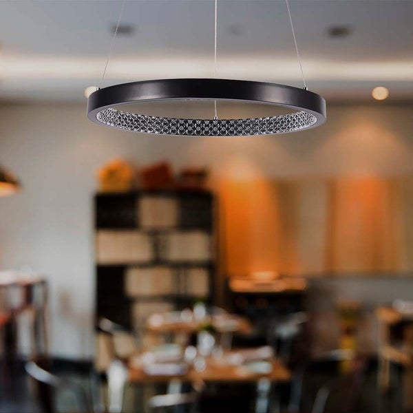Runde Hängeleuchte mit Kristallelementen im Restaurant