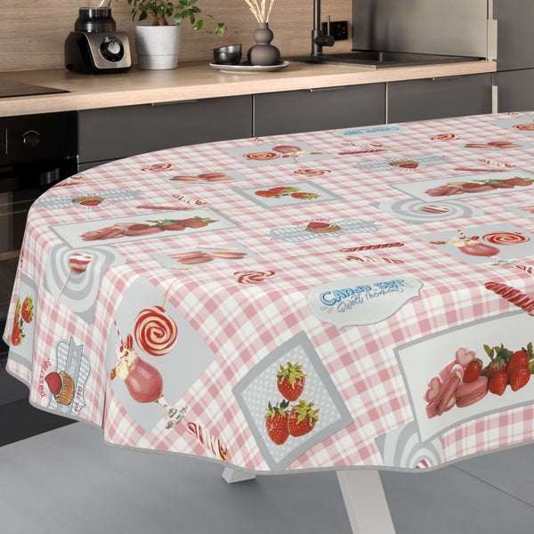 Runde Tischdecke mit Süßigkeiten- und Erdbeermotiven auf einem Tisch in der Küche