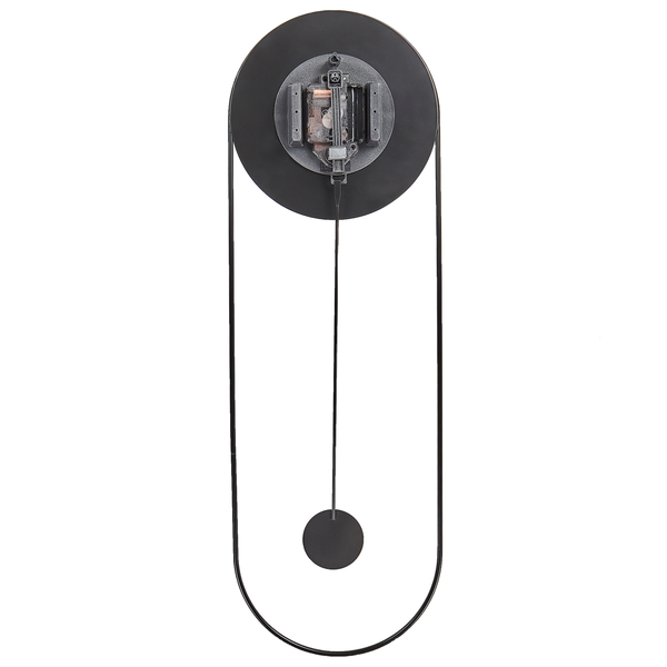 Rückansicht einer minimalistischen Wanduhr aus schwarzem Metall mit sichtbarem Uhrwerk und langem Pendel in einem ovalen Rahmen.