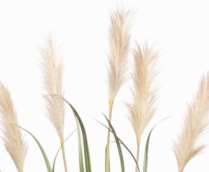 Künstlicher Blumenstrauß mit roten Rosen, pfirsichfarbenen Dahlien, blauen und orangefarbenen Blüten sowie grünen Blättern.