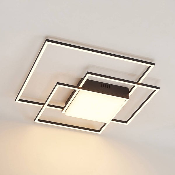 Moderne LED-Deckenleuchte mit drei überlappenden quadratischen Rahmen in Schwarz und Weiß, minimalistisches Design für die Innenbeleuchtung.