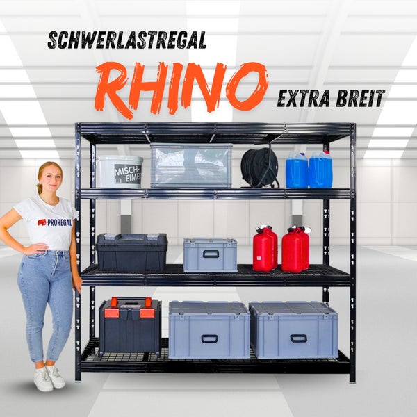 Extra breites Schwerlastregal Rhino mit vier Gitterböden, dargestellt mit einer Person zum Größenvergleich.