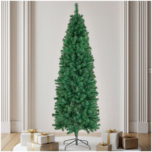 Künstlicher Weihnachtsbaum in einem Innenraum mit Geschenkpaketen am Boden.
