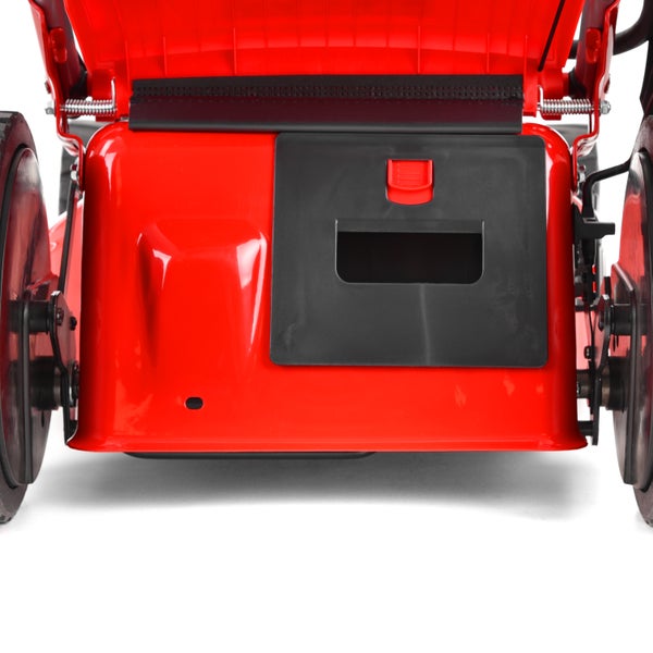 Rückansicht eines roten Rasenmähers mit schwarzer Auswurfklappe und Rädern.