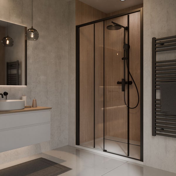 Modernes Badezimmer mit Nischenduschkabine mit schwarzem Rahmen, Regenduschset, Waschtisch mit Aufsatzbecken und schwarzem Handtuchheizkörper.