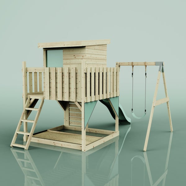 Spielturm aus hellem Holz mit Spielhaus, Balkon, Leiter, Sandkasten, Rutsche und Schaukel.