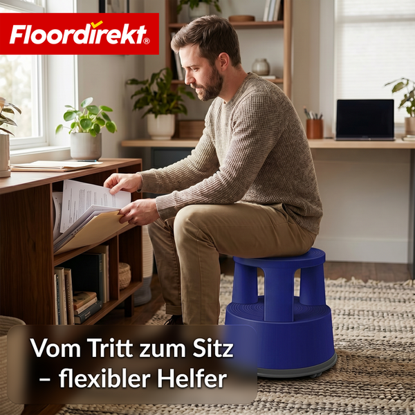 Ein Mann sitzt auf einem blauen Kunststoff-Rollhocker in einem hellen Zimmer und sortiert Unterlagen in einem Holzregal. Floordirekt Logo.