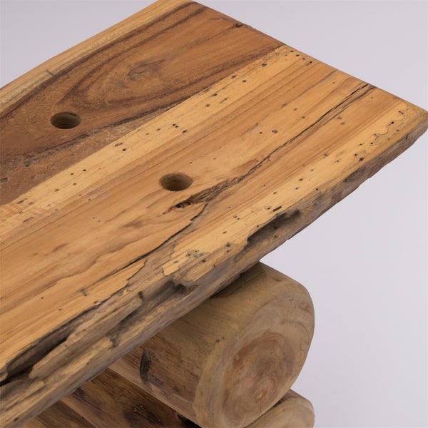 Detailansicht einer Holzbank mit Baumstammfüßen