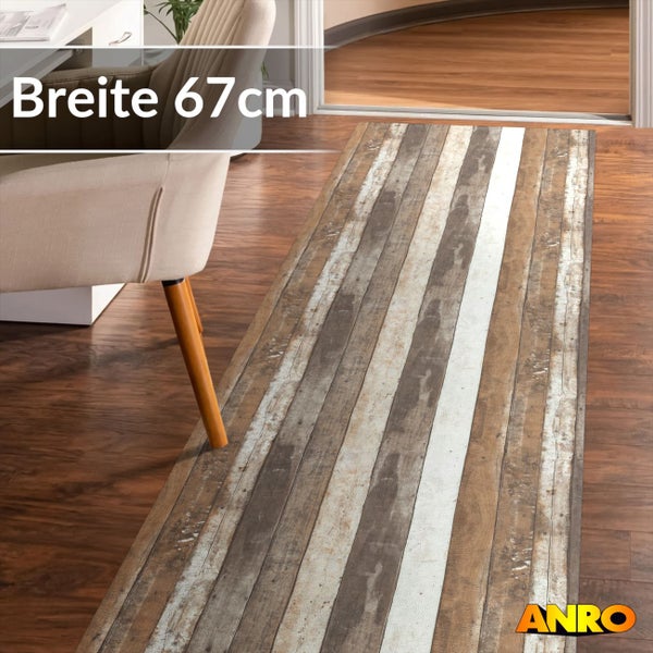Teppichläufer in Holzdielen-Optik, Breite 67 Zentimeter, ausgelegt auf einem Parkettboden in einem Wohnraum. ANRO Logo.