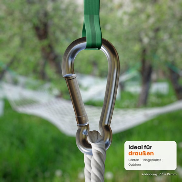 Karabinerhaken aus Metall fuer die Befestigung von Haengematten im Gartenbereich, Masse einhundert mal zehn Millimeter.