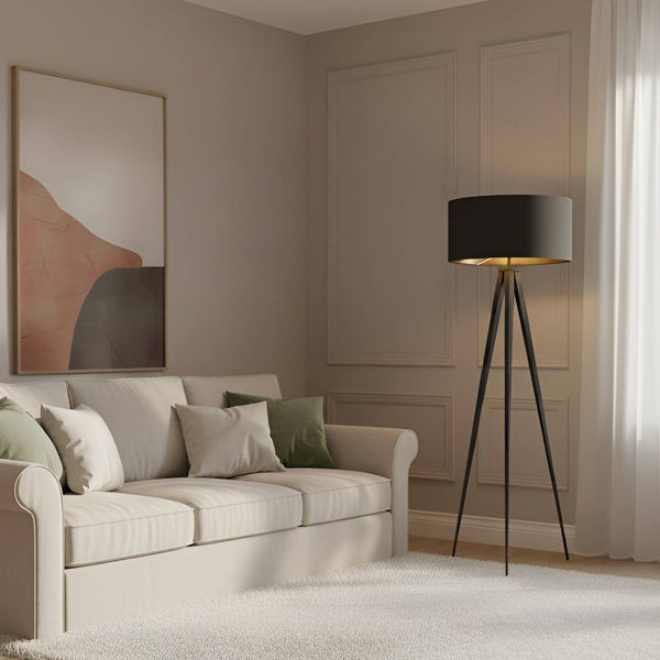 Helle, freundliche Wohnzimmerszene mit Sofa, Stehlampe und Kunstwerk