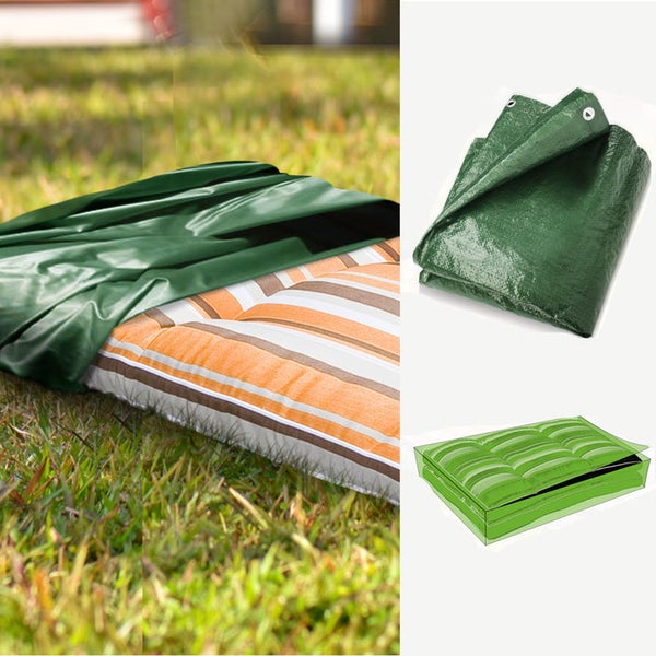 Grüne Abdeckplane für Gartenpolster, gefaltet mit Metallösen und in Anwendung auf einem gestreiften Kissen auf einer Rasenfläche.