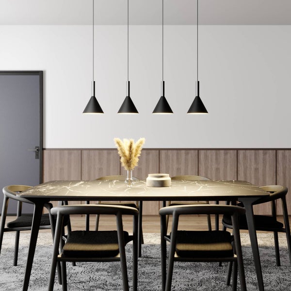 Modernes Esszimmer mit vier schwarzen Pendelleuchten über einem dunklen Marmortisch mit Stühlen und einer Wandpaneele aus Holzlamellen.