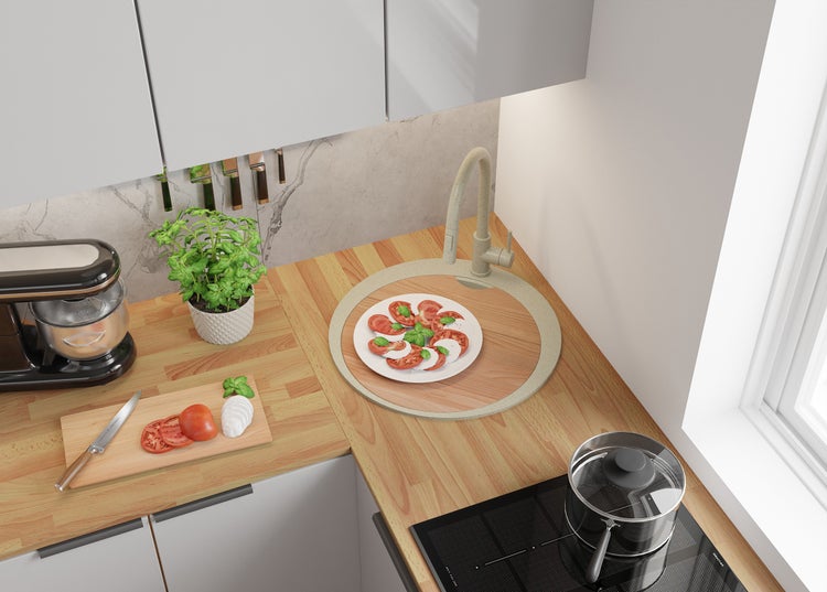 Küchenszene mit Küchenmaschine, Spüle, Herd, Kochtopf und Lebensmitteln