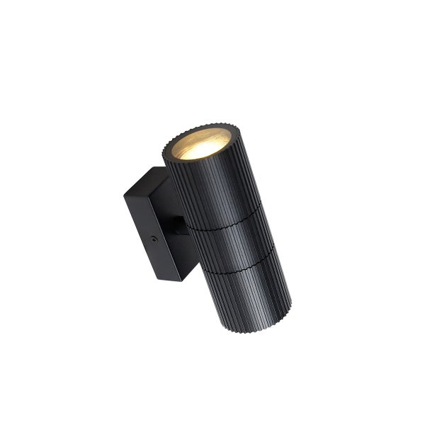 Moderne schwarze Außenwandleuchte aus Metall mit geriffeltem, zylindrischem Gehäuse und Spotlicht.