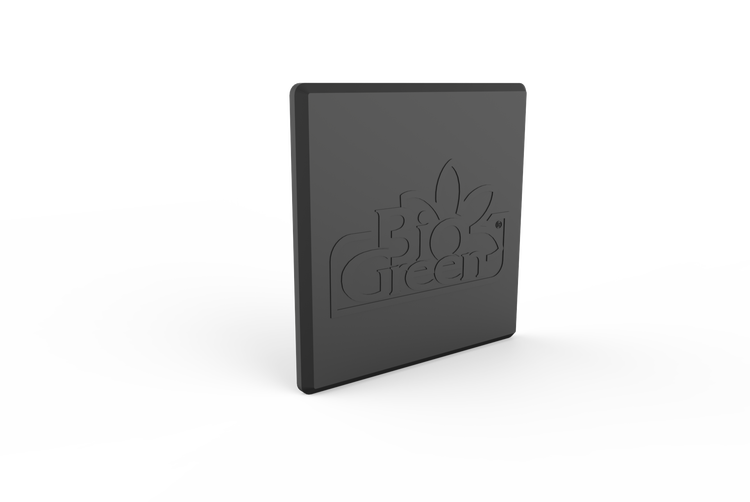 Quadratische Kunststoffplatte in Anthrazit mit Bio Green Logo.