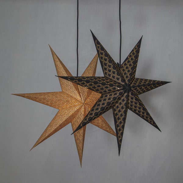 Zwei Papiersterne zum Aufhängen mit Muster
