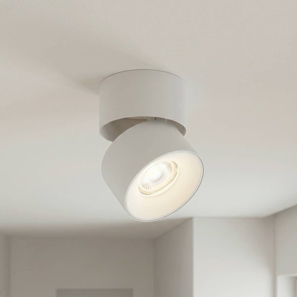 Runder LED Deckenstrahler aus Metall mit schwenkbarem Leuchtenkopf zur direkten Beleuchtung.