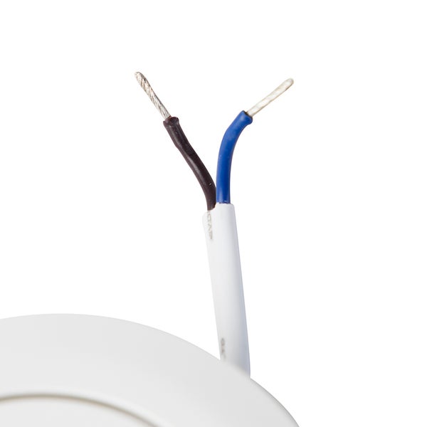 Zweiadriges Elektrokabel mit weißer Isolierung und abisolierten Drahtenden.