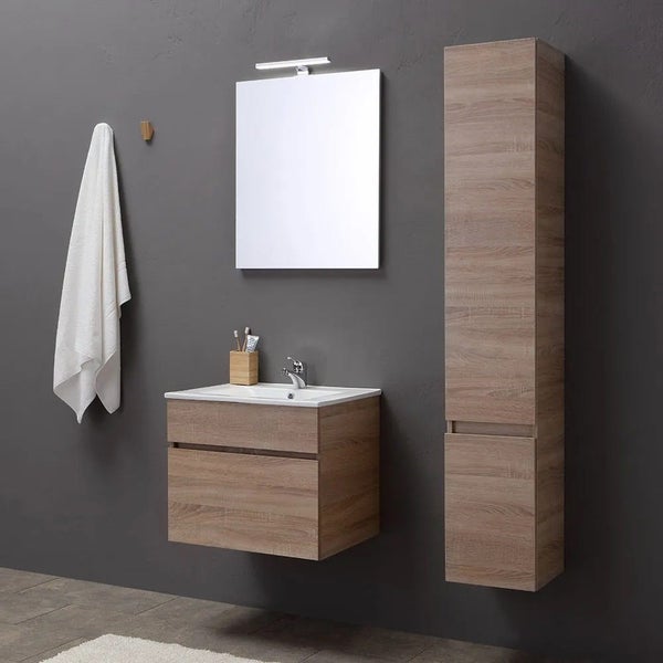 Modernes Badezimmermöbel Set mit Waschtischunterschrank, Spiegelschrank mit Beleuchtung und Hochschrank in Holzoptik vor dunkler Wand.