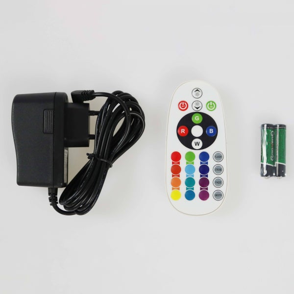 Zubehörset für LED-Streifen mit schwarzem Netzteil, weißer Fernbedienung und zwei Batterien.