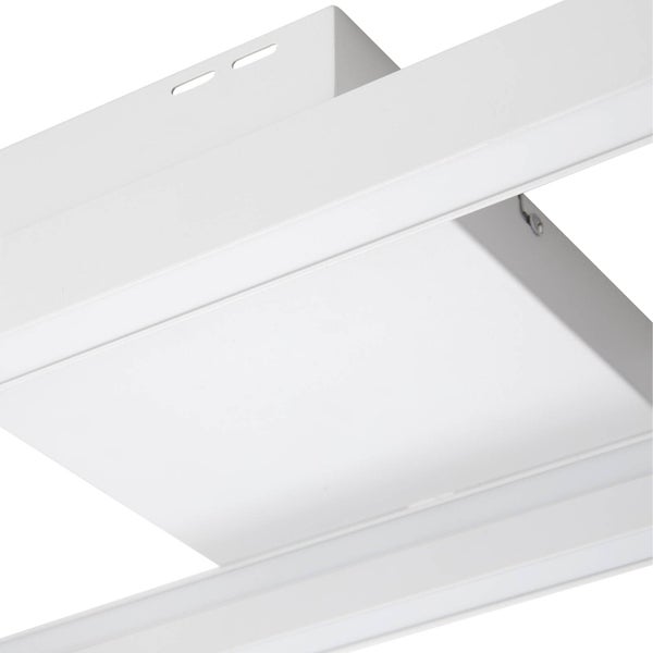 Detailansicht einer weißen LED-Deckenleuchte mit eckigem Metallrahmen und Kunststoffdiffusor.
