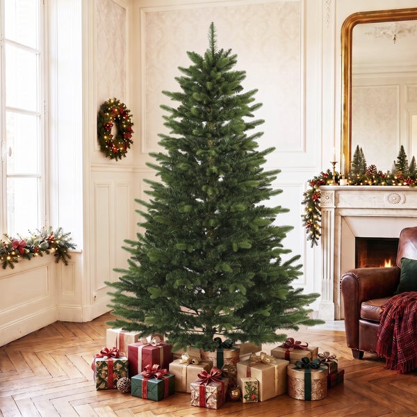 Familie schmückt einen künstlichen Weihnachtsbaum in einem gemütlichen Wohnzimmer mit Kamin.