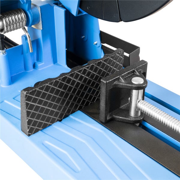 Metalltrennmaschine Spannvorrichtung mit strukturierter Klemmbacke und Gewindespindel für präzises Fixieren von Werkstücken.
