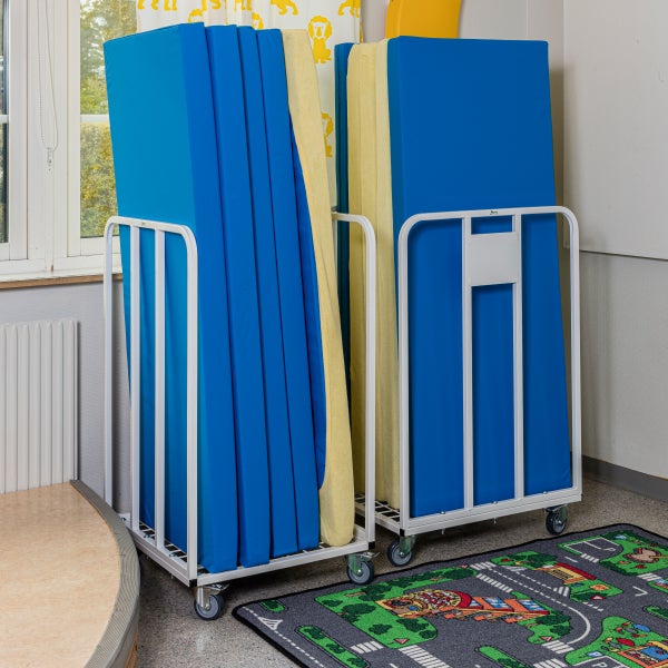Zwei Matratzenwagen mit blauen und gelben Matratzen