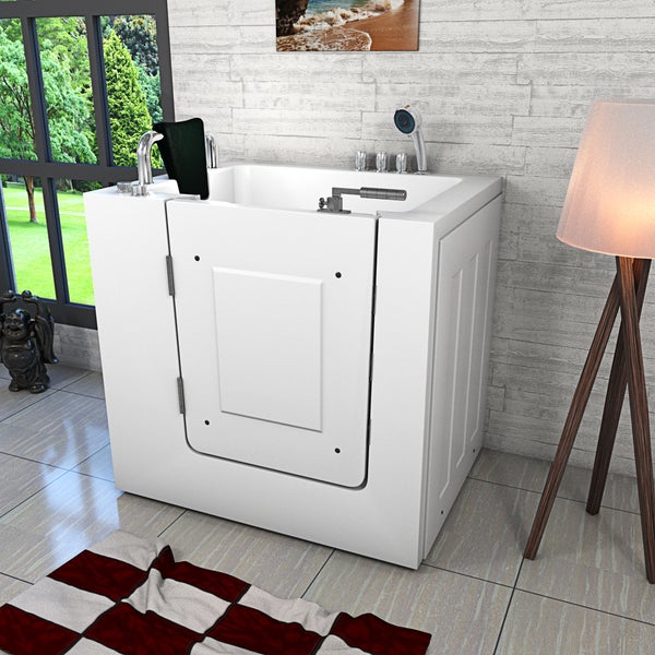 Begehbare Badewanne mit Tür, Armaturen und Handbrause in einem Badezimmer