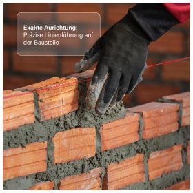 Eine Hand mit Arbeitshandschuh setzt Ziegelsteine auf eine Mauer unter Verwendung einer Richtschnur zur präzisen Ausrichtung.
