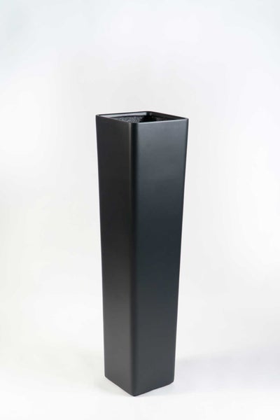 Hoher quadratischer Pflanzkübel in Schwarz mit matter Oberfläche.