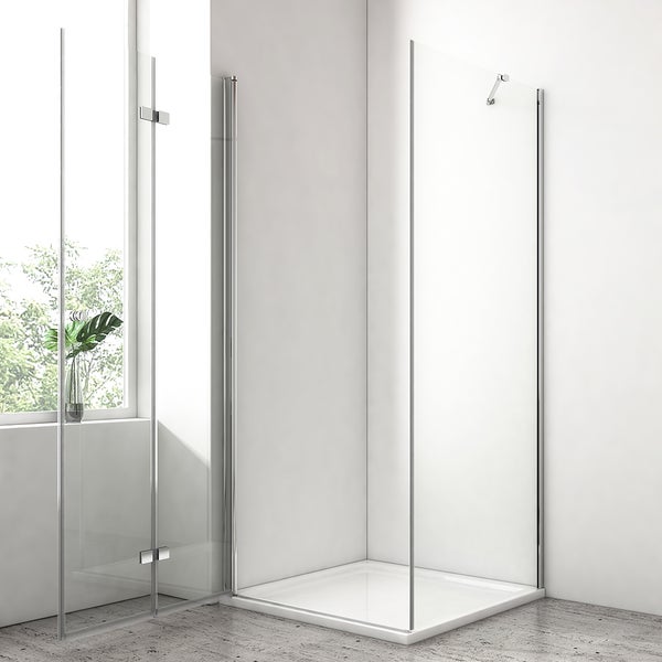 Moderne Duschkabine aus Klarglas mit Chromprofilen auf weißer Duschwanne in einem hellen, minimalistischen Badezimmer.