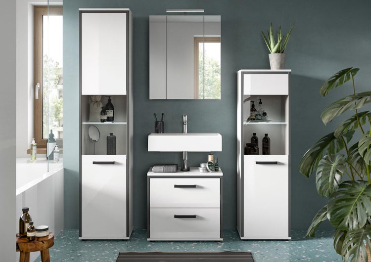 Modernes, organisiertes Badezimmer mit Möbel-Set in Weiß und Grau, bestehend aus Hochschrank, Waschbecken, Spiegelschrank und Mittelschrank.