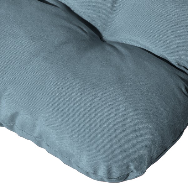 Detailansicht eines blauen Polsterkissens aus gewebtem Stoff mit Steppung.